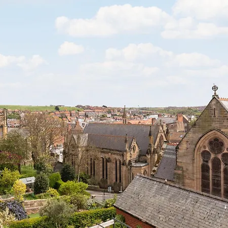 Newton House - Free Parking Whitby